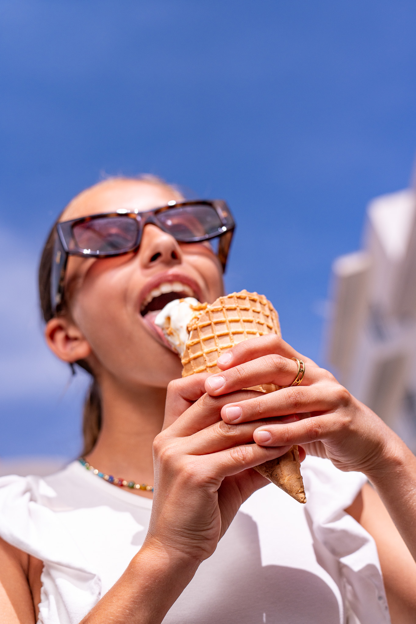 Mujer disfrutando un cucurucho Yaa bajo el cielo azul