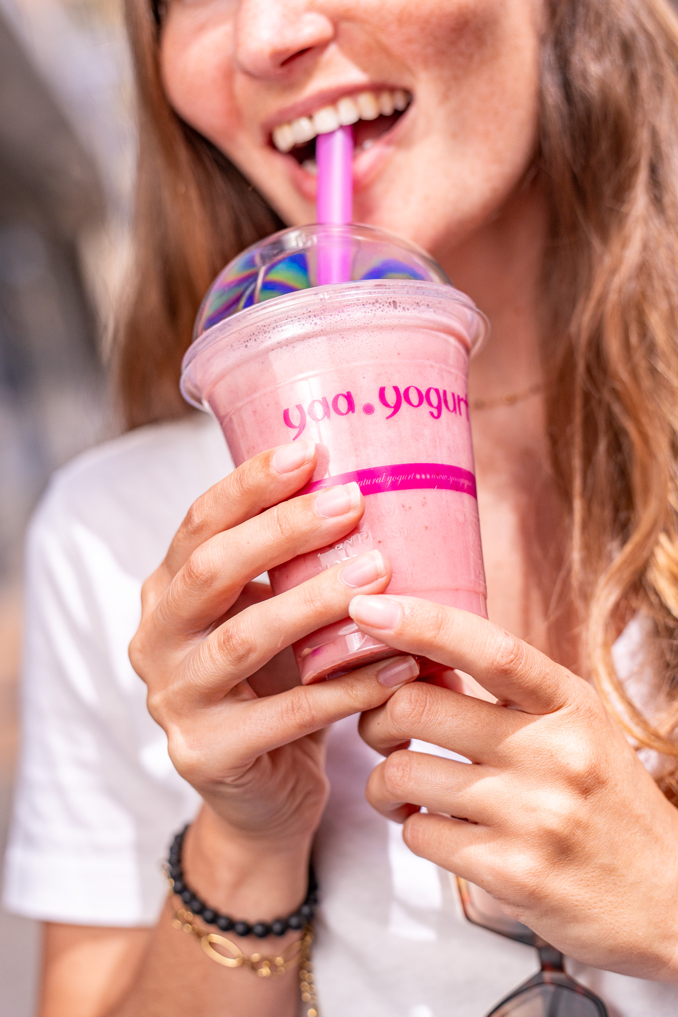 Mujer disfrutando un smoothie Yaa de frutos rojos